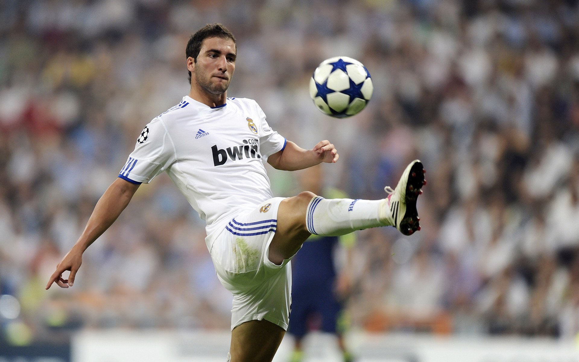 意甲联赛激战正酣，国际米兰强势领跑，尤文图斯紧追不舍